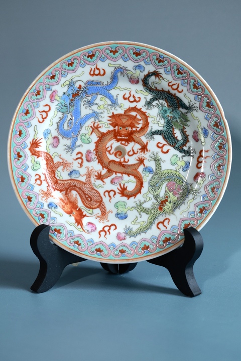 古玩陶瓷粉彩龍紋折沿盤真品鑒賞圖