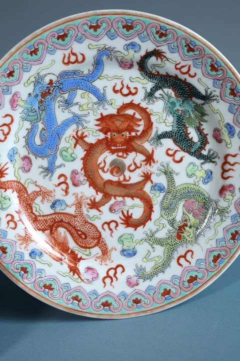 古玩陶瓷粉彩龍紋折沿盤真品鑒賞圖