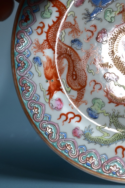 古玩陶瓷粉彩龍紋折沿盤真品鑒賞圖