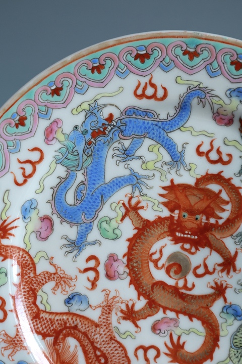 古玩陶瓷粉彩龍紋折沿盤真品鑒賞圖