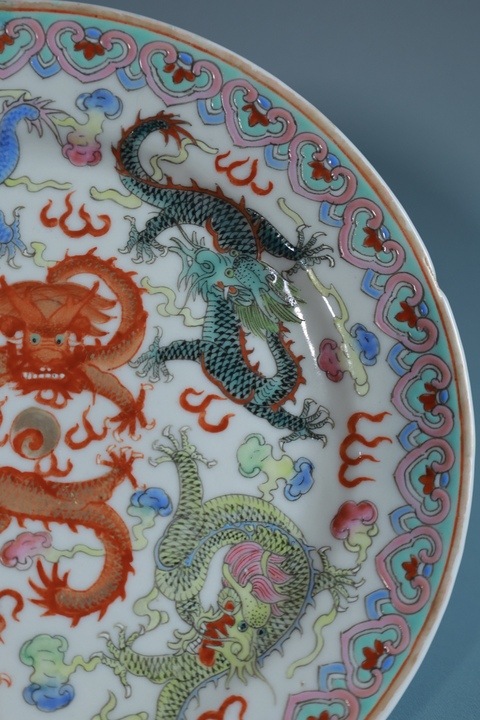 古玩陶瓷粉彩龍紋折沿盤真品鑒賞圖