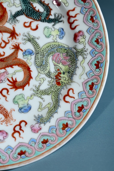 古玩陶瓷粉彩龍紋折沿盤真品鑒賞圖