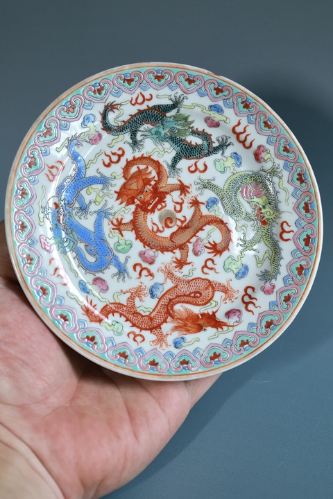 古玩陶瓷粉彩龍紋折沿盤真品鑒賞圖