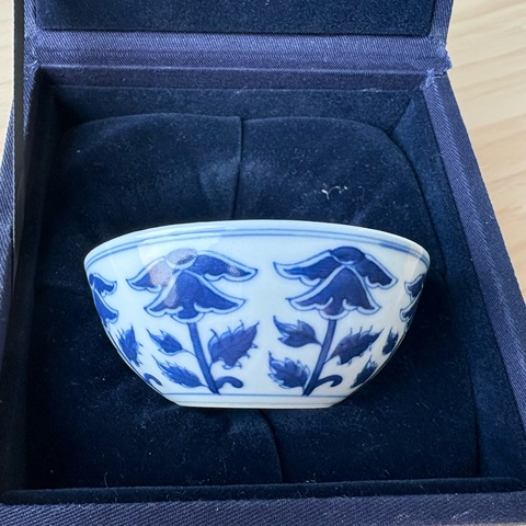古玩陶瓷青花花卉紋臥足杯真品鑒賞圖