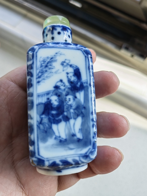 古玩陶瓷嬰戲紋青花鼻煙壺真品鑒賞圖