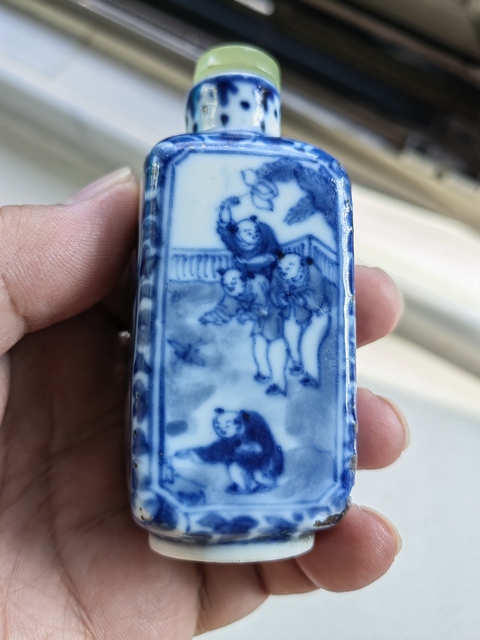 古玩陶瓷嬰戲紋青花鼻煙壺真品鑒賞圖