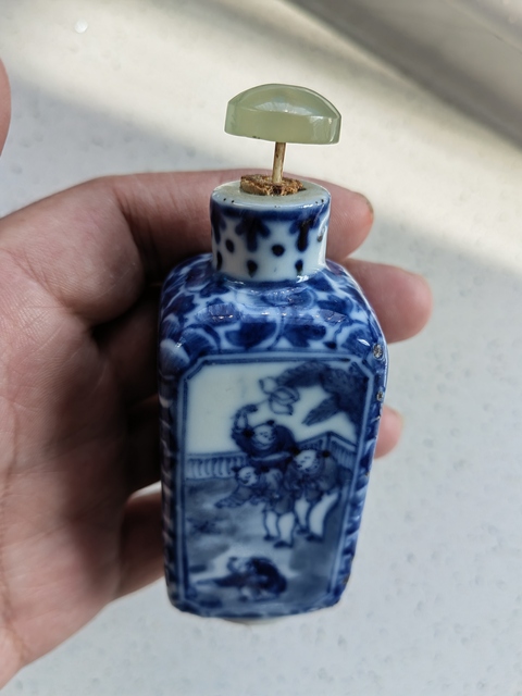 古玩陶瓷嬰戲紋青花鼻煙壺真品鑒賞圖