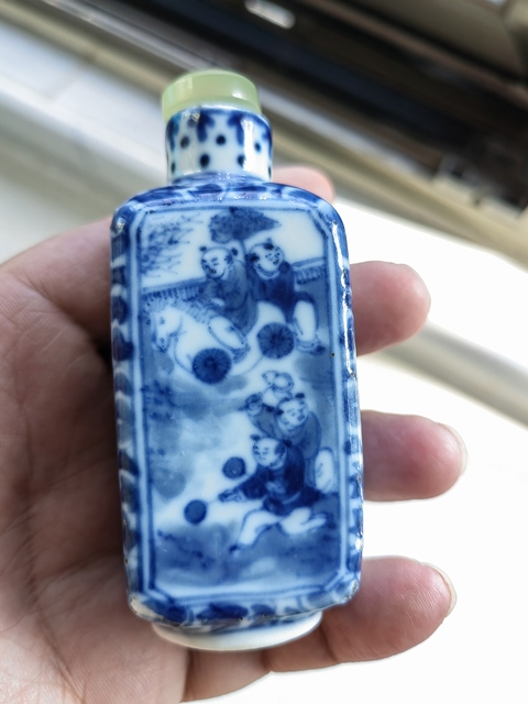 古玩陶瓷嬰戲紋青花鼻煙壺真品鑒賞圖