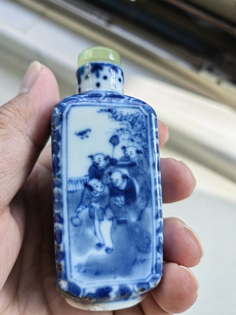 古玩陶瓷嬰戲紋青花鼻煙壺真品鑒賞圖