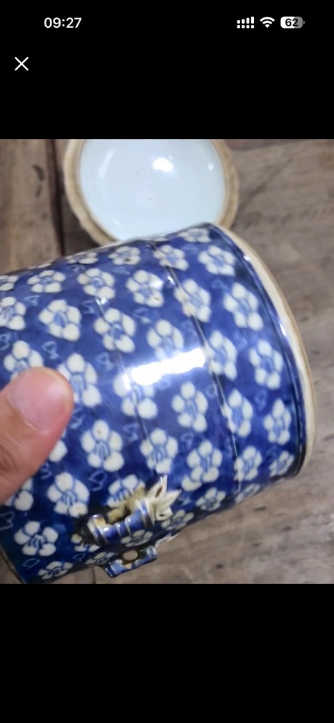 古玩陶瓷青花留白花卉紋蓋罐真品鑒賞圖