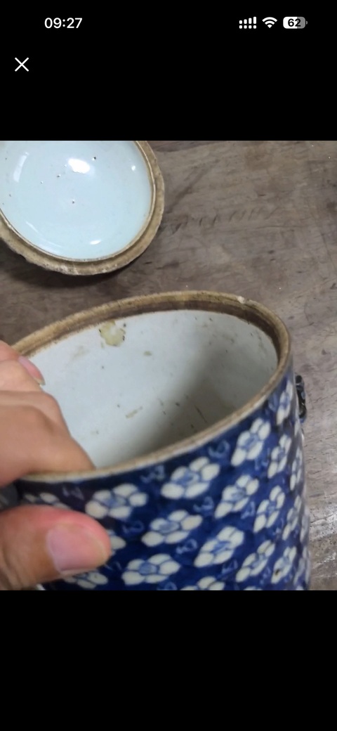 古玩陶瓷青花留白花卉紋蓋罐真品鑒賞圖