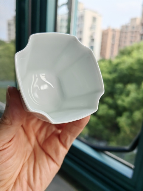 古玩陶瓷白釉花口杯真品鑒賞圖