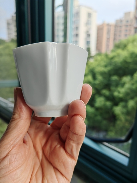 古玩陶瓷白釉花口杯真品鑒賞圖
