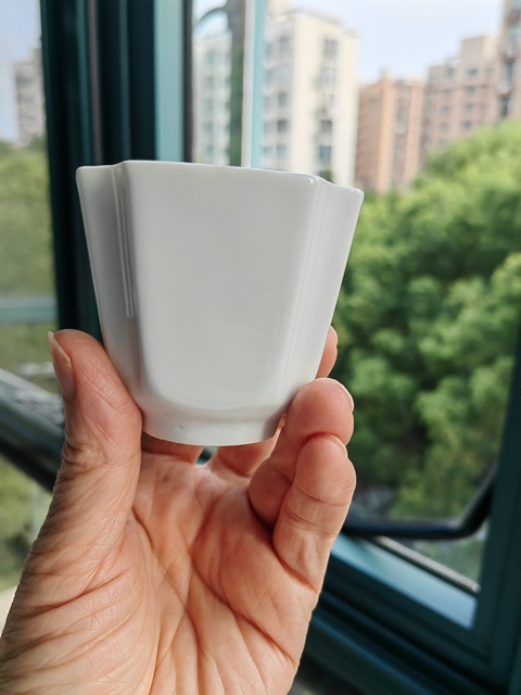 古玩陶瓷白釉花口杯真品鑒賞圖