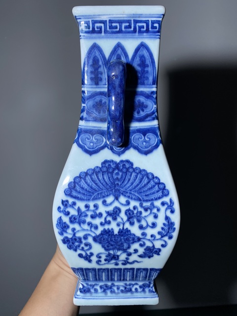 古玩陶瓷清乾隆青花團鳳雙耳四方瓶拍賣，當前價格10000元