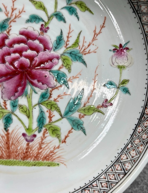 古玩陶瓷粉彩花卉紋盤真品鑒賞圖