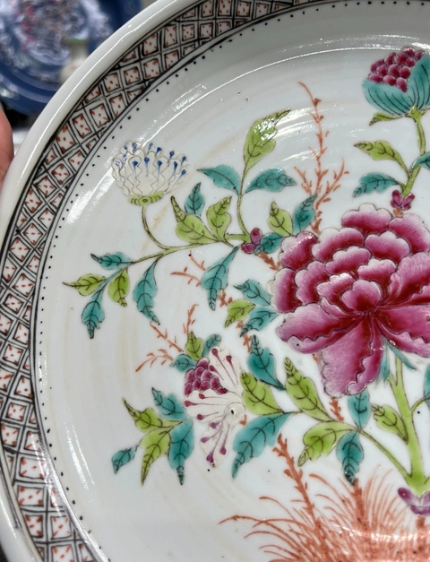 古玩陶瓷粉彩花卉紋盤真品鑒賞圖