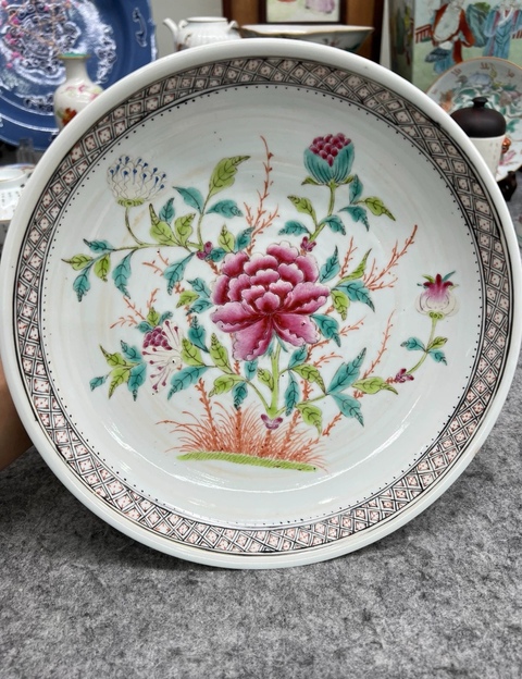 古玩陶瓷粉彩花卉紋盤真品鑒賞圖