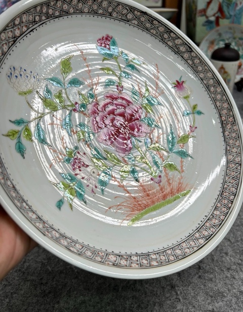 古玩陶瓷粉彩花卉紋盤真品鑒賞圖