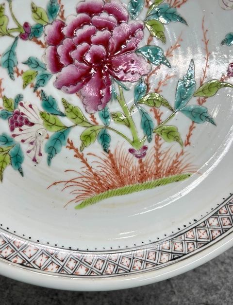 古玩陶瓷粉彩花卉紋盤真品鑒賞圖