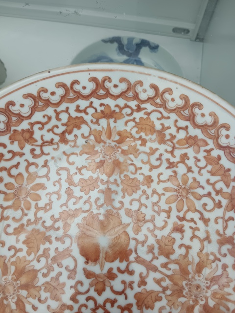 古玩陶瓷礬紅花卉紋盤真品鑒賞圖