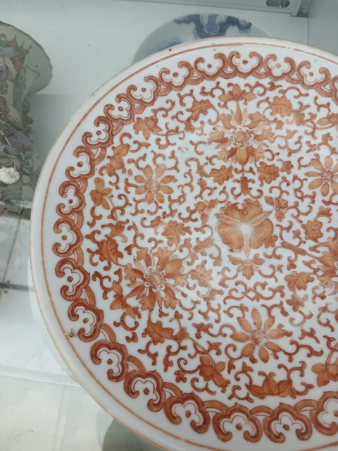 古玩陶瓷礬紅花卉紋盤真品鑒賞圖