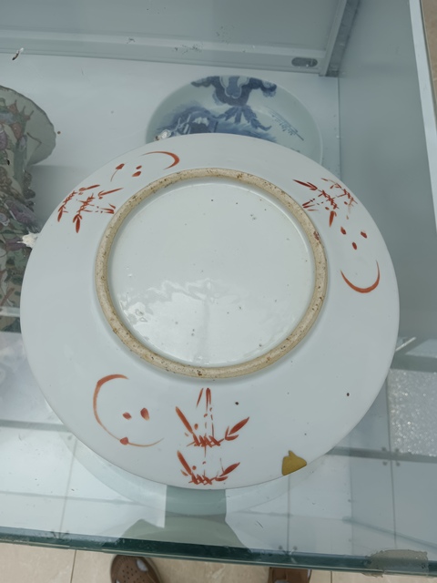 古玩陶瓷礬紅花卉紋盤真品鑒賞圖