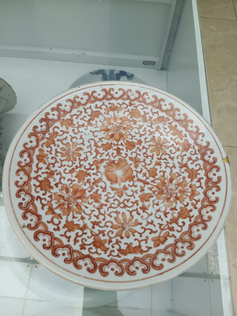 古玩陶瓷礬紅花卉紋盤真品鑒賞圖