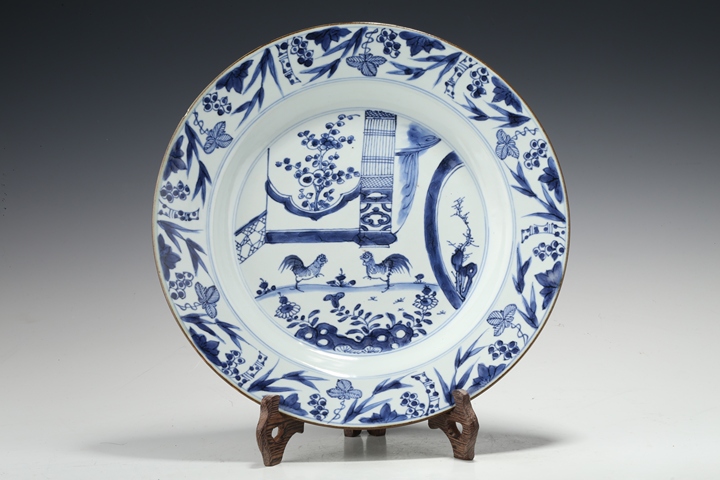 古玩陶瓷康熙·青花斗雞圖折沿盤真品鑒賞圖