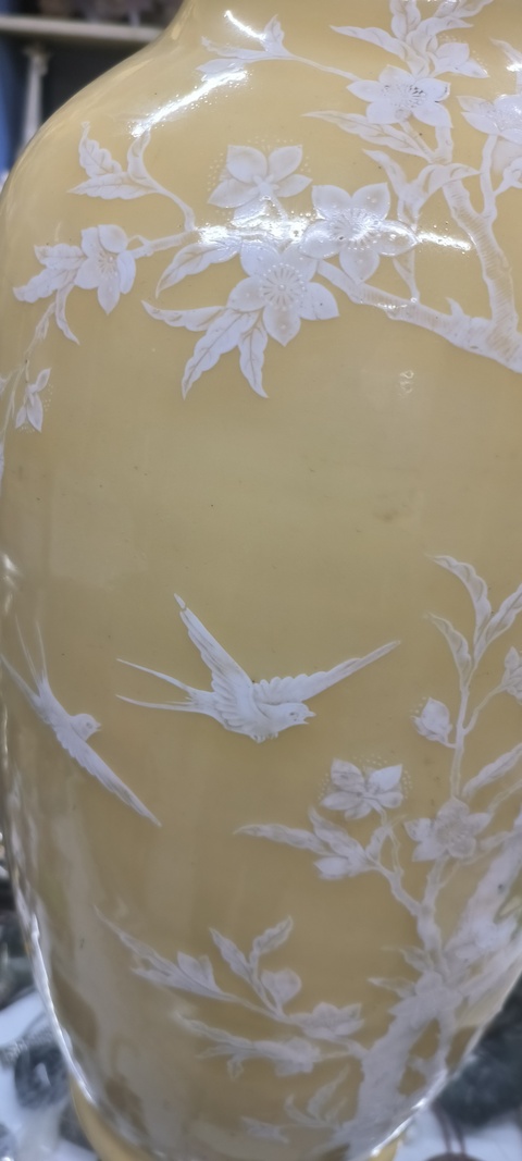古玩陶瓷黃釉堆白花鳥瓶真品鑒賞圖