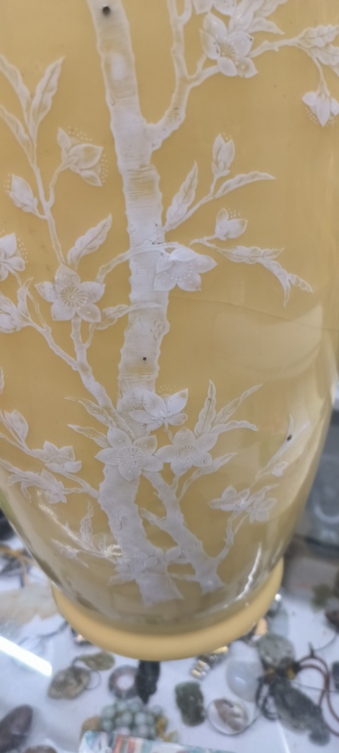 古玩陶瓷黃釉堆白花鳥瓶真品鑒賞圖