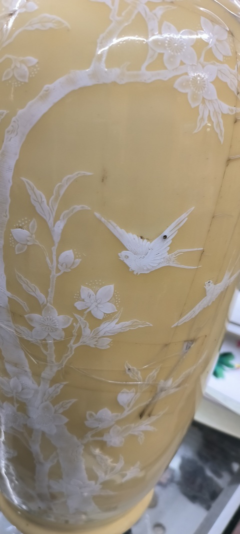 古玩陶瓷黃釉堆白花鳥瓶真品鑒賞圖