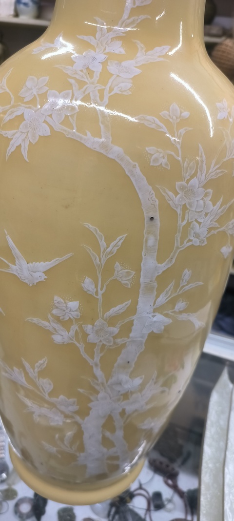 古玩陶瓷黃釉堆白花鳥瓶真品鑒賞圖