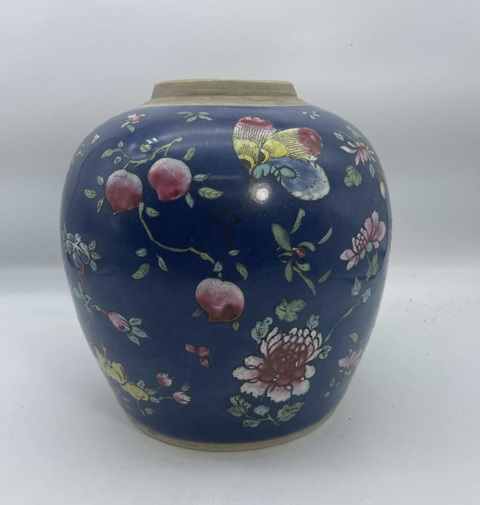 古玩陶瓷霽藍釉粉彩花蝶紋罐真品鑒賞圖