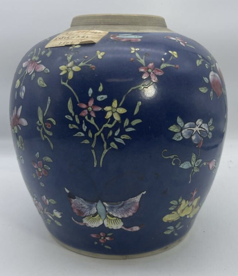 古玩陶瓷霽藍釉粉彩花蝶紋罐真品鑒賞圖
