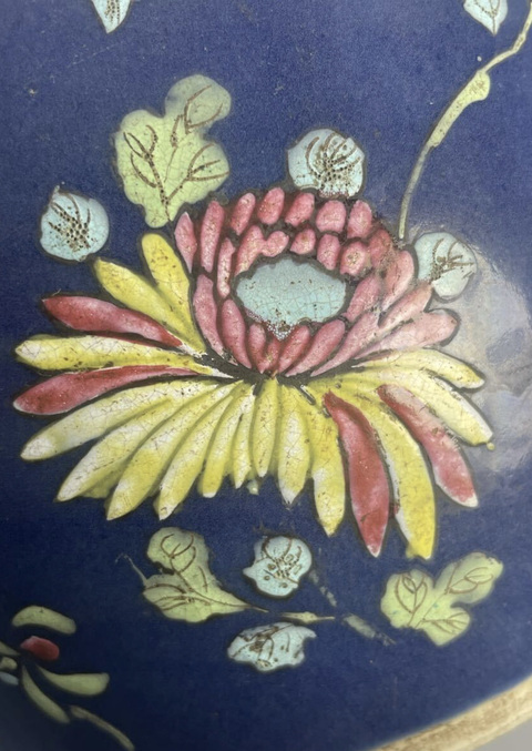 古玩陶瓷霽藍釉粉彩花蝶紋罐真品鑒賞圖
