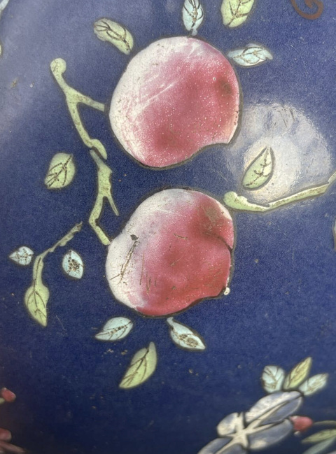 古玩陶瓷霽藍釉粉彩花蝶紋罐真品鑒賞圖