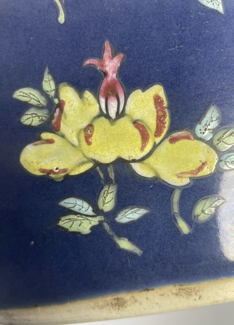 古玩陶瓷霽藍釉粉彩花蝶紋罐真品鑒賞圖