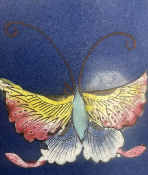 古玩陶瓷霽藍釉粉彩花蝶紋罐真品鑒賞圖