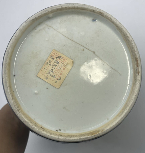 古玩陶瓷霽藍釉粉彩花蝶紋罐真品鑒賞圖