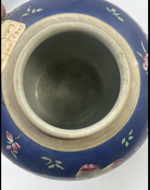 古玩陶瓷霽藍釉粉彩花蝶紋罐真品鑒賞圖