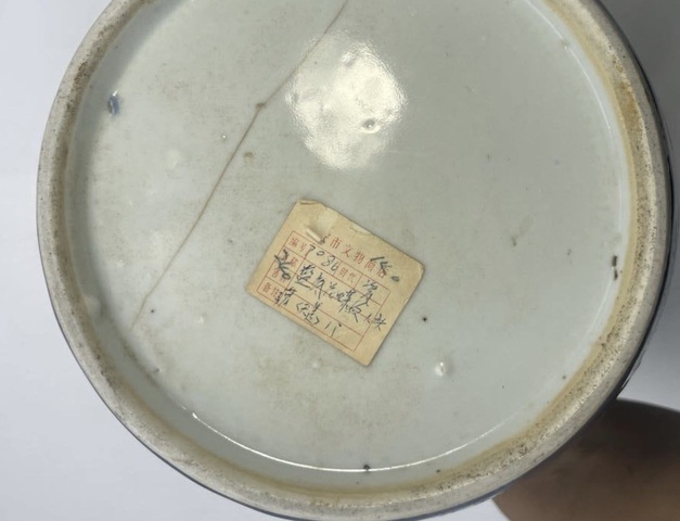 古玩陶瓷霽藍釉粉彩花蝶紋罐真品鑒賞圖