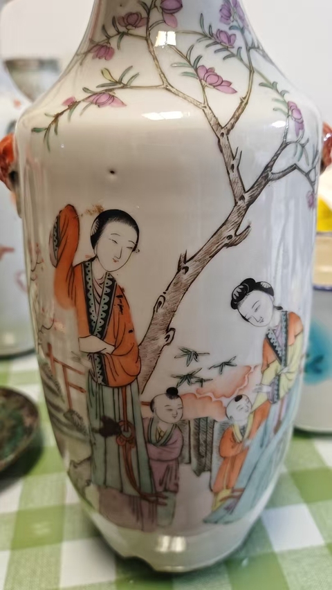 古玩陶瓷戴壽山款仕女嬰戲紋粉彩瓶真品鑒賞圖