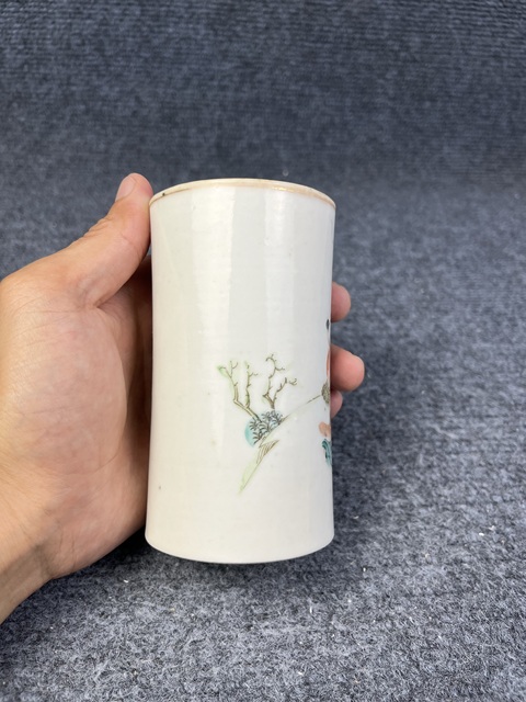 古玩陶瓷粉彩人物故事紋筆筒拍賣,當(dāng)前價(jià)格3888元
