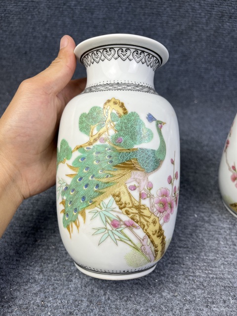 古玩陶瓷粉彩孔雀花卉紋燈籠瓶一對拍賣，當前價格999元