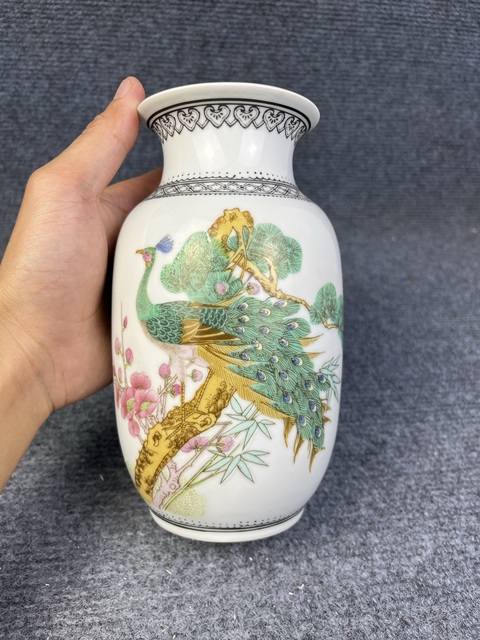 古玩陶瓷粉彩孔雀花卉紋燈籠瓶一對拍賣，當前價格999元