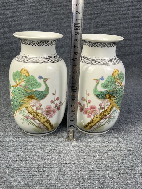 古玩陶瓷粉彩孔雀花卉紋燈籠瓶一對拍賣，當前價格999元
