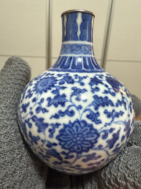古玩陶瓷青花纏枝蓮紋瓶真品鑒賞圖