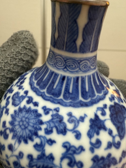 古玩陶瓷青花纏枝蓮紋瓶真品鑒賞圖