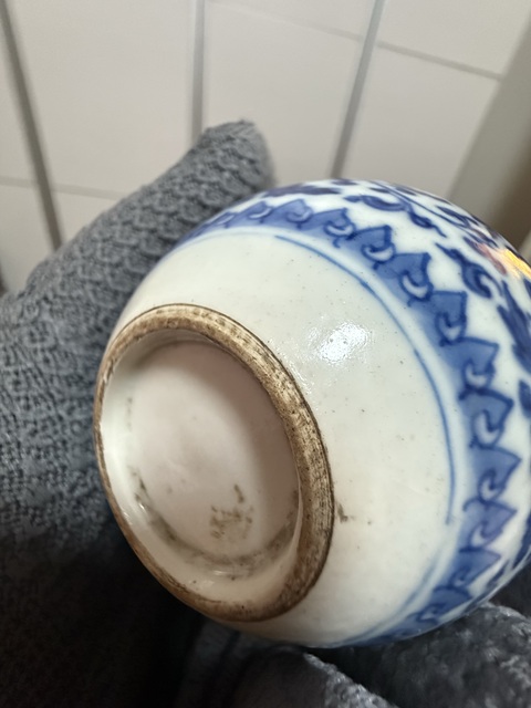古玩陶瓷青花纏枝蓮紋瓶真品鑒賞圖